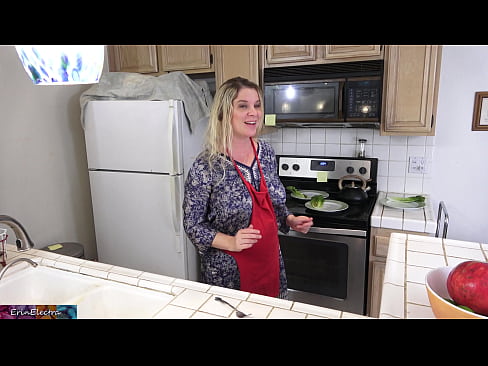 ❤️ Stepmom هن جي تاريخ کان اڳ باورچی خانه ۾ کيس کير پيارڻ ️❌ مقعد فحش